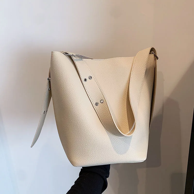 Вместительная женская сумка, дизайнерская Винтажная сумочка на плечо, корейский Повседневный мешок из искусственной кожи, Женский кошелек через плечо
Вместительная женская сумка, дизайнерская Винтажная сумочка на плечо, корейский Повседневный мешок из искусственной кожи, Женский кошелек через плечо