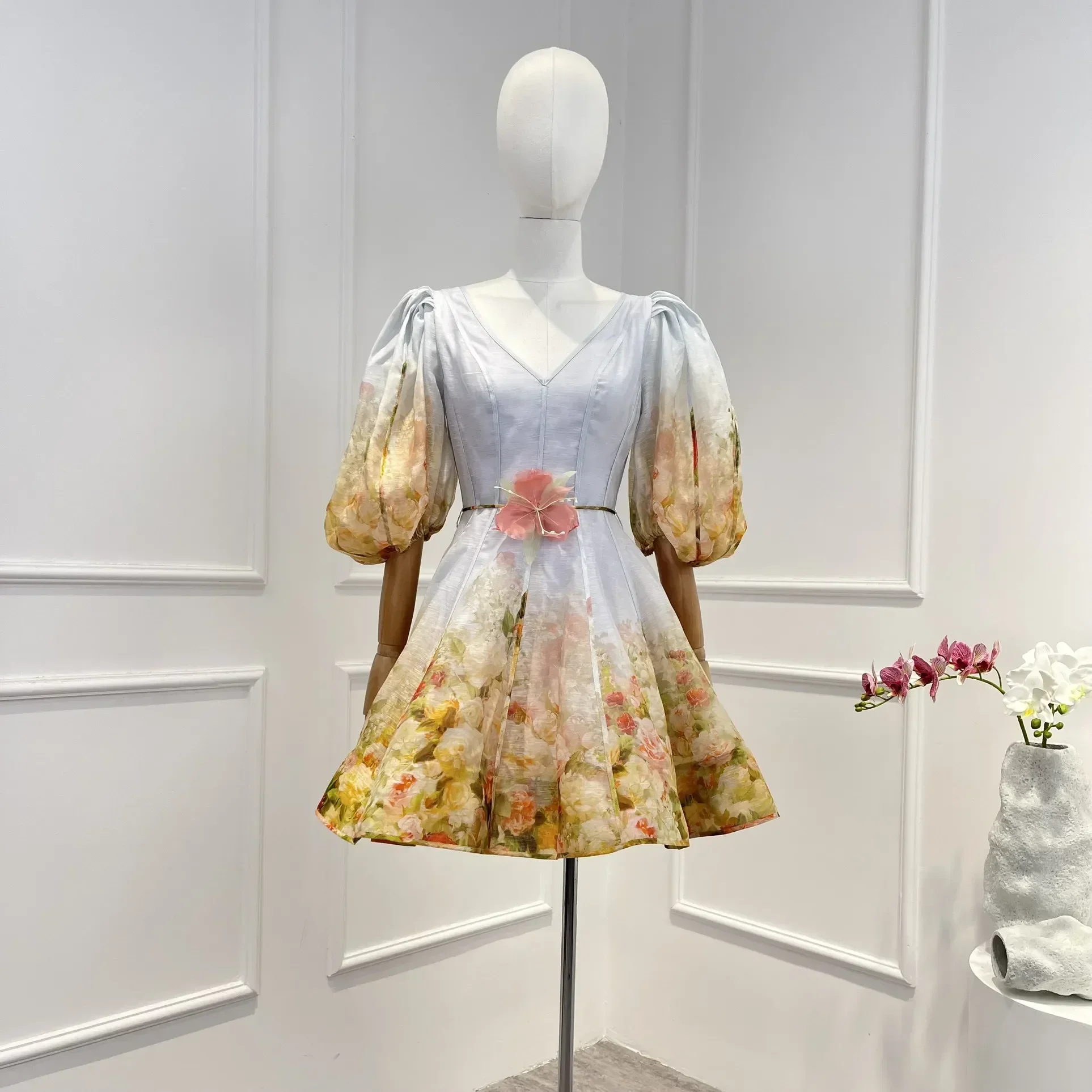 2023 New Arrivals High Quality Floral Printed Lace-up Appliques Lantern Sleeve V-neck Women Mini Dress
2023 New Arrivals High Quality Floral Printed Lace-up Appliques Lantern Sleeve V-neck Women Mini Dress