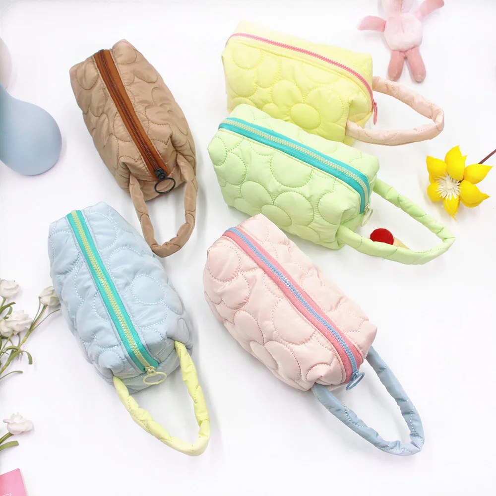 1 Pc Solid Color Flower Women Cosmetic Bag Zipper Makeup Organizer Bag Travel Female Student Pencil Bag with Wrist Band
1 Pc Solid Color Flower Women Cosmetic Bag Zipper Makeup Organizer Bag Travel Female Student Pencil Bag with Wrist Band