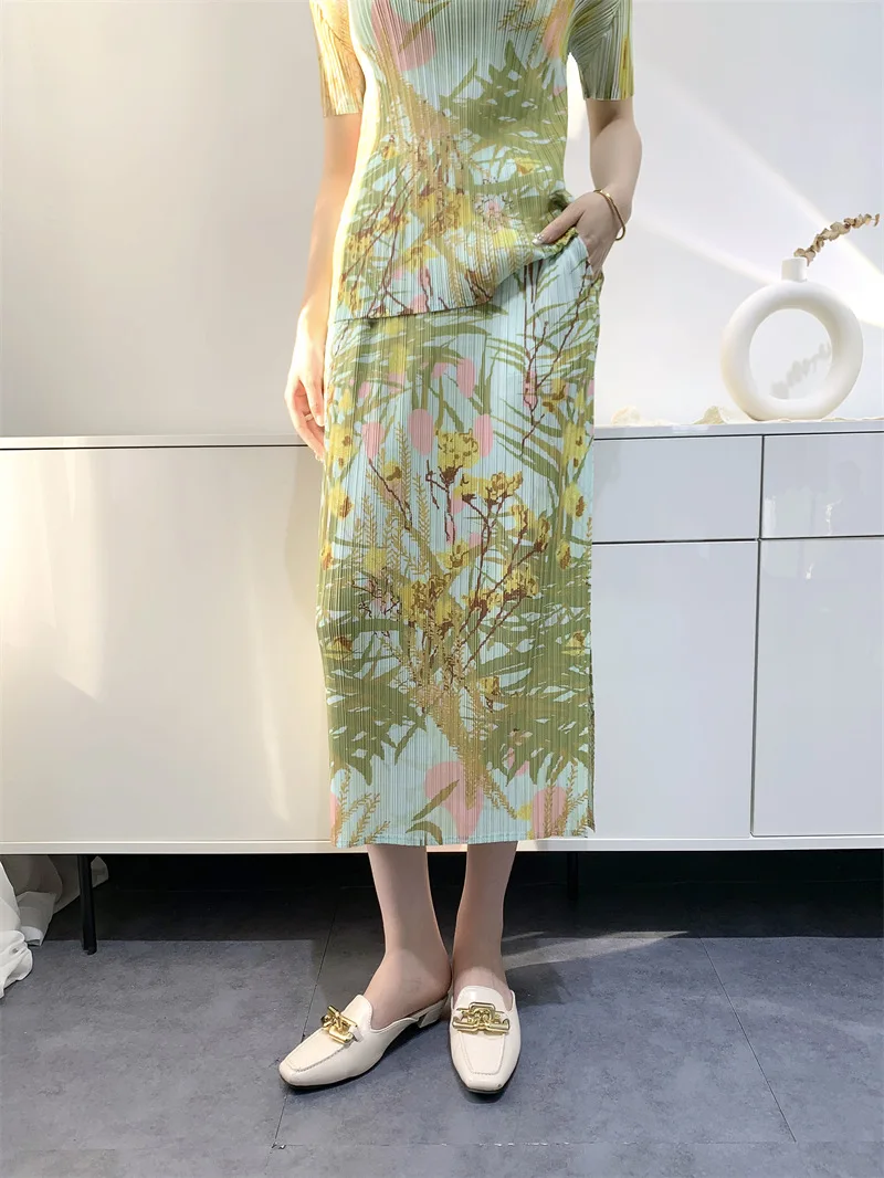 Новая летняя юбка с принтом цветов и растений, облегающий Модный корейский топ без рукавов с высоким воротом и короткая юбка, комплект из двух предметов
Новая летняя юбка с принтом цветов и растений, облегающий Модный корейский топ без рукавов с высоким воротом и короткая юбка, комплект из двух предметов