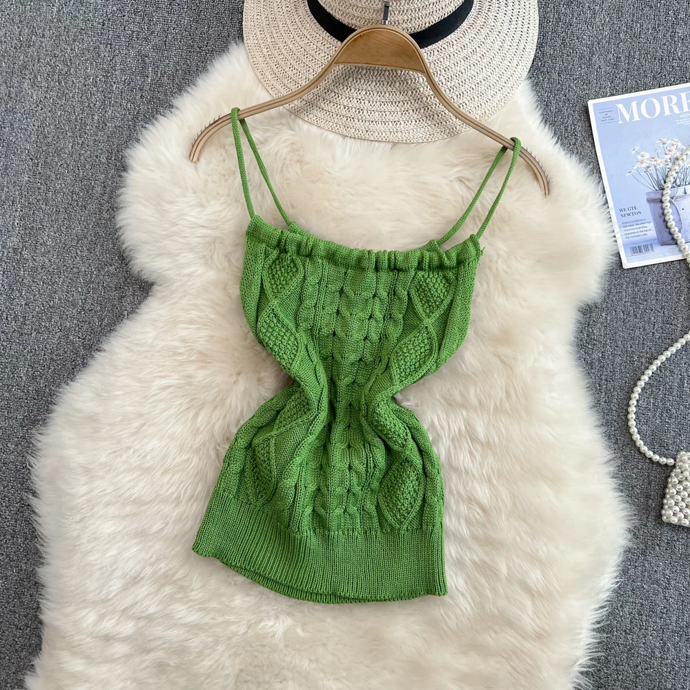 Женская трикотажная блузка без рукавов, на тонких бретельках
Женская трикотажная блузка без рукавов, на тонких бретельках