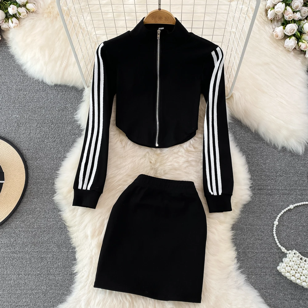 Корейская версия спортивного пальто на молнии в гонконгском стиле + подходящая юбка на бедрах комплект из двух предметов
Корейская версия спортивного пальто на молнии в гонконгском стиле + подходящая юбка на бедрах комплект из двух предметов