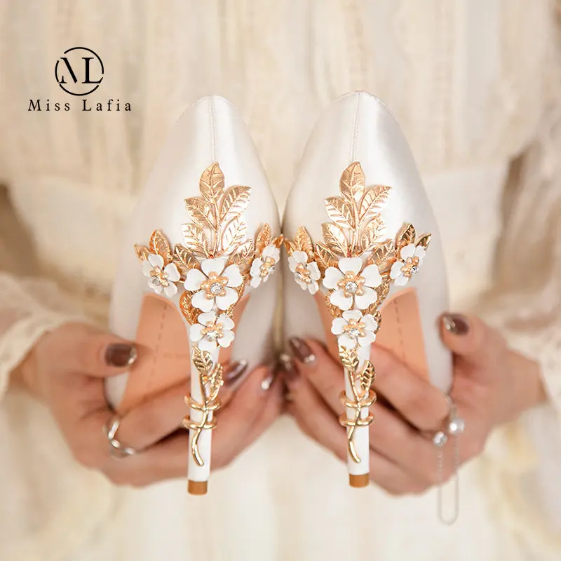 2023 New Style Europe America Luxury Sexy Woman shoes metal flower stiletto High heels wedding shoes pointed toe Satin Shoes
2023 New Style Europe America Luxury Sexy Woman shoes metal flower stiletto High heels wedding shoes pointed toe Satin Shoes