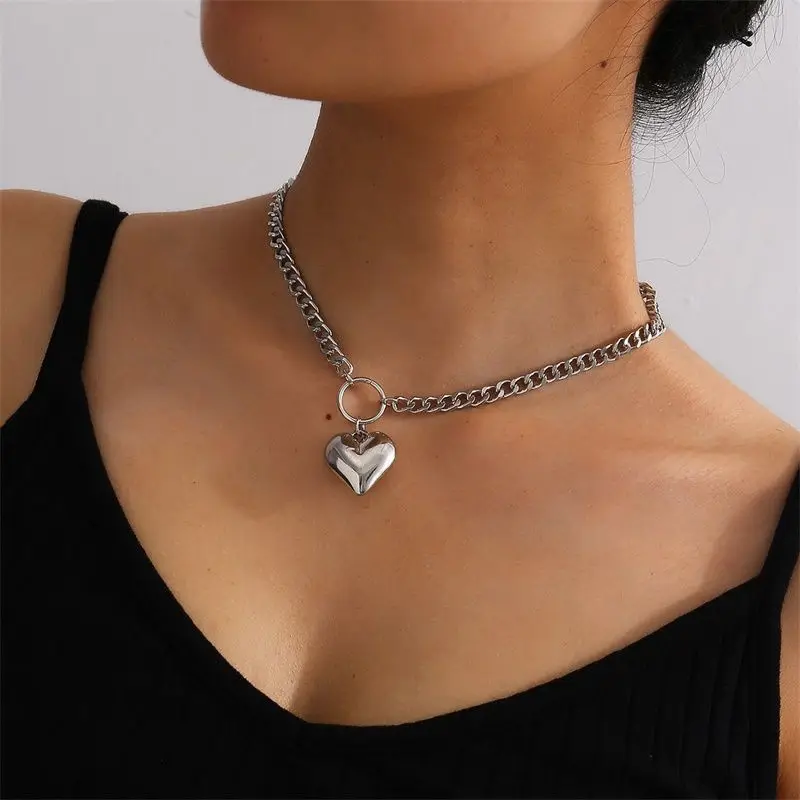 European and American new neck chain vintage metal chain ot buckle imitation pearl pendant necklace female creative style
European and American new neck chain vintage metal chain ot buckle imitation pearl pendant necklace female creative style