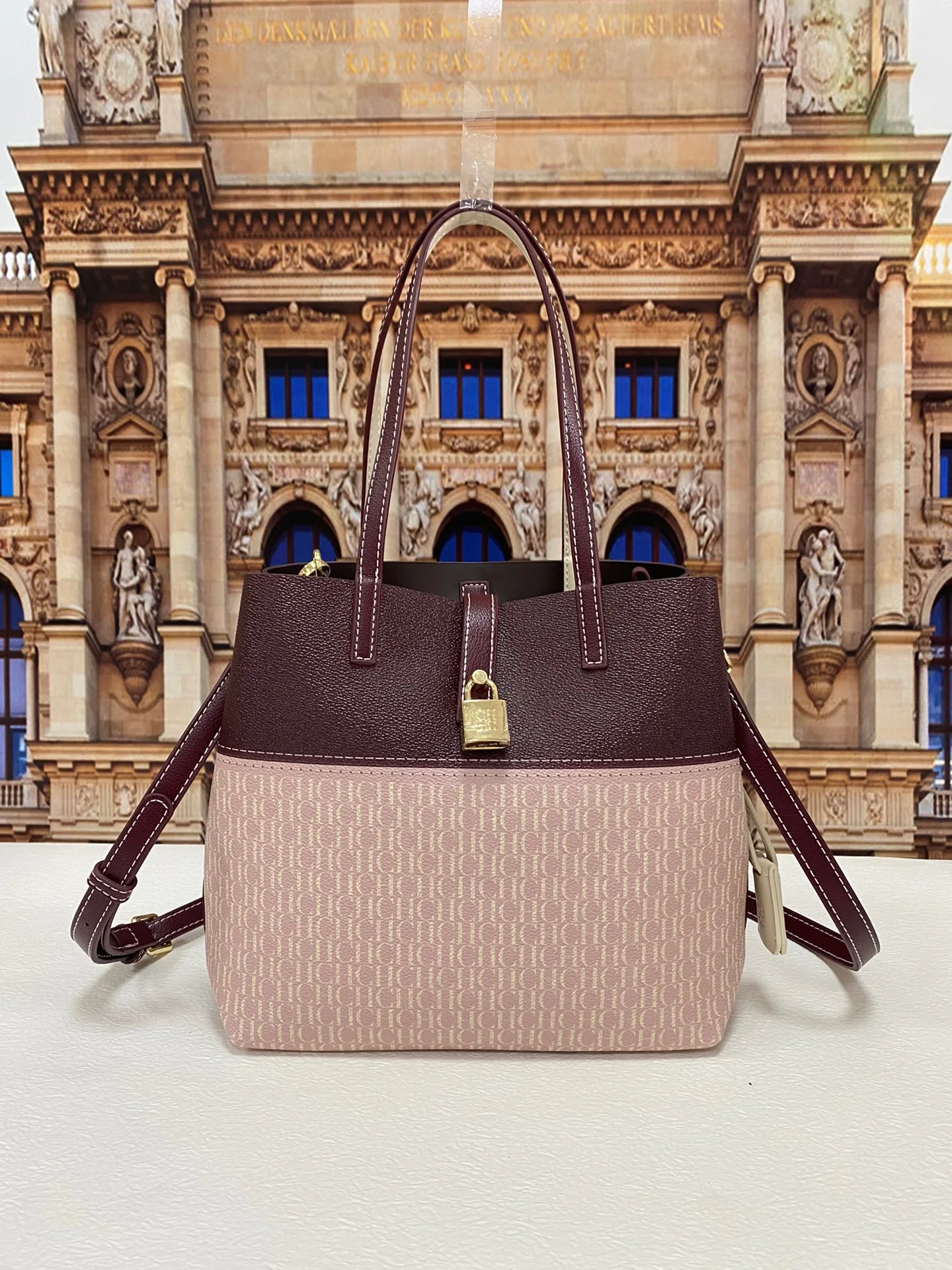 100% Leather texture Fashion Ladies Bucket Bag 2022 New Style Handbag with CHCH HCHC CHCH HCHC Brand Letters Printed Monogram Gg
100% Leather texture Fashion Ladies Bucket Bag 2022 New Style Handbag with CHCH HCHC CHCH HCHC Brand Letters Printed Monogram Gg