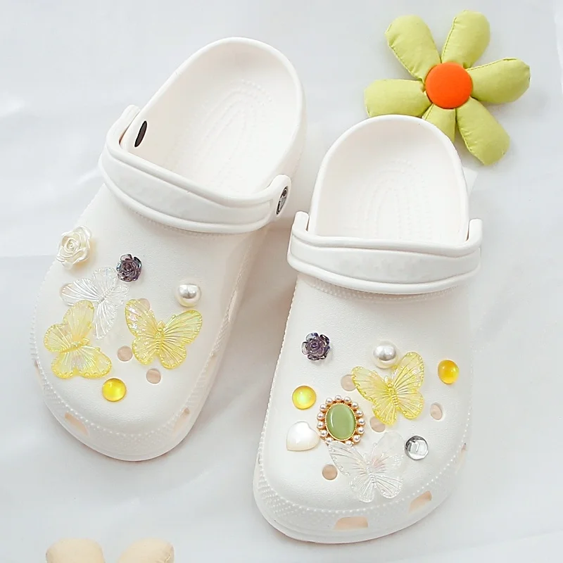 New Elegant Luxury Charms for Croc Lovely Pearl Butterfly Garden Shoe Buckle Bundle Quality Adornment for Clogs Sandals Fashion
New Elegant Luxury Charms for Croc Lovely Pearl Butterfly Garden Shoe Buckle Bundle Quality Adornment for Clogs Sandals Fashion