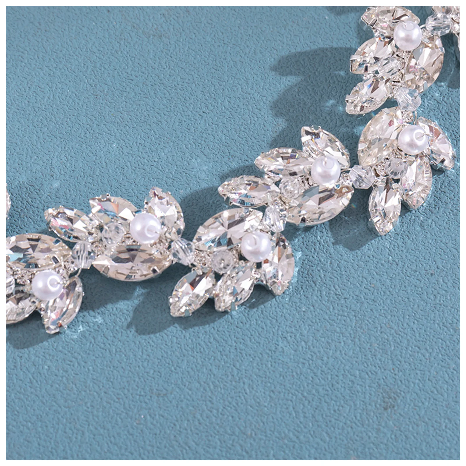 Bridal Flower Dazzling Weaving Headband Woman Headdress with Sparkling Rhinestones for Woman Hair Styling Tools
Bridal Flower Dazzling Weaving Headband Woman Headdress with Sparkling Rhinestones for Woman Hair Styling Tools