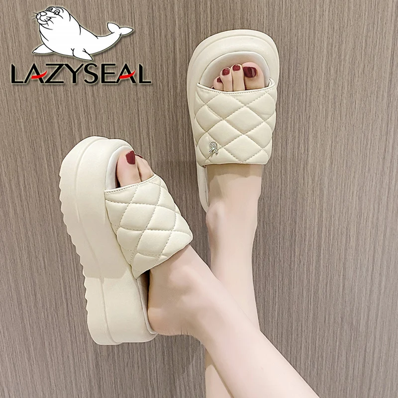 Сланцы LazySea женские на высоком каблуке 7,5 см, шлепанцы в мелкую клетку, металлическое украшение, платформа, высокий каблук, танкетка
Сланцы LazySea женские на высоком каблуке 7,5 см, шлепанцы в мелкую клетку, металлическое украшение, платформа, высокий каблук, танкетка