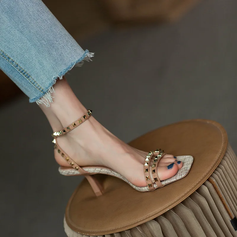 Сандалии женские в стиле ретро, модные повседневные туфли с шипами на среднем каблуке, тонкий квадратный каблук, Римский стиль, весна-лето 2023
Сандалии женские в стиле ретро, модные повседневные туфли с шипами на среднем каблуке, тонкий квадратный каблук, Римский стиль, весна-лето 2023