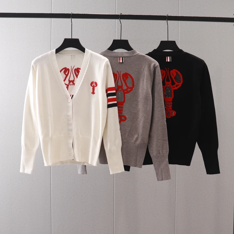 Autumn and Winter New College Style V-Neck Crayfish Heavy Industry Embroidery Hot Diamond Long Sleeve Knitted Top Sweater Coat
Autumn and Winter New College Style V-Neck Crayfish Heavy Industry Embroidery Hot Diamond Long Sleeve Knitted Top Sweater Coat