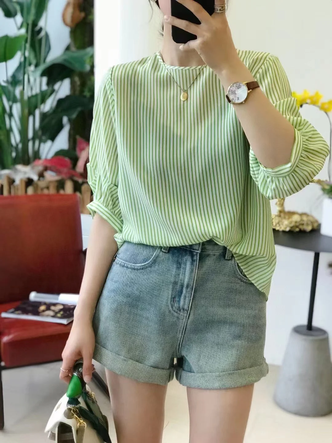 2023 spring and summer women's clothing fashion new round Neck Pinstripe Printed Silk Top 0526
2023 spring and summer women's clothing fashion new round Neck Pinstripe Printed Silk Top 0526