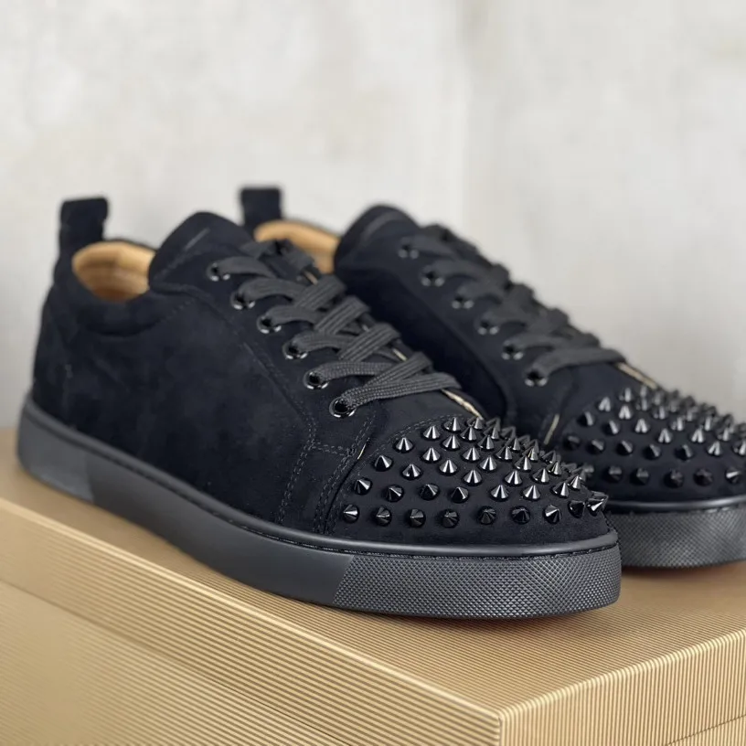 Кроссовки женские с красной подошвой, дизайнерская Роскошная повседневная обувь с заклепками, черные, красные
Кроссовки женские с красной подошвой, дизайнерская Роскошная повседневная обувь с заклепками, черные, красные