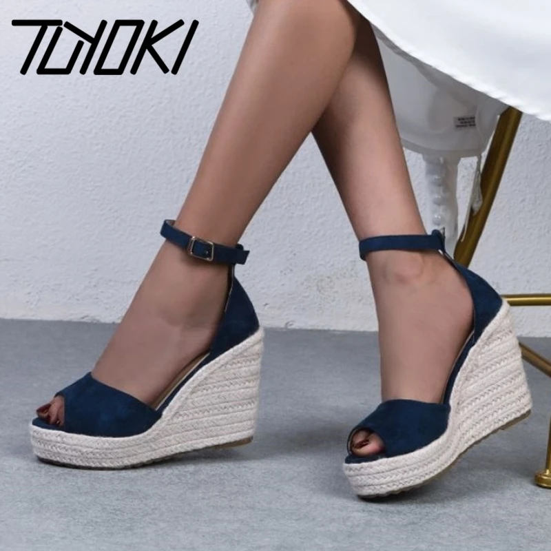 Tuyoki New Women High Wedges Sandals Ankle Strap Platform Fashion Summer Shoes Ladies Fashion Vacation Footwear Size 34-43 
Tuyoki New Women High Wedges Sandals Ankle Strap Platform Fashion Summer Shoes Ladies Fashion Vacation Footwear Size 34-43