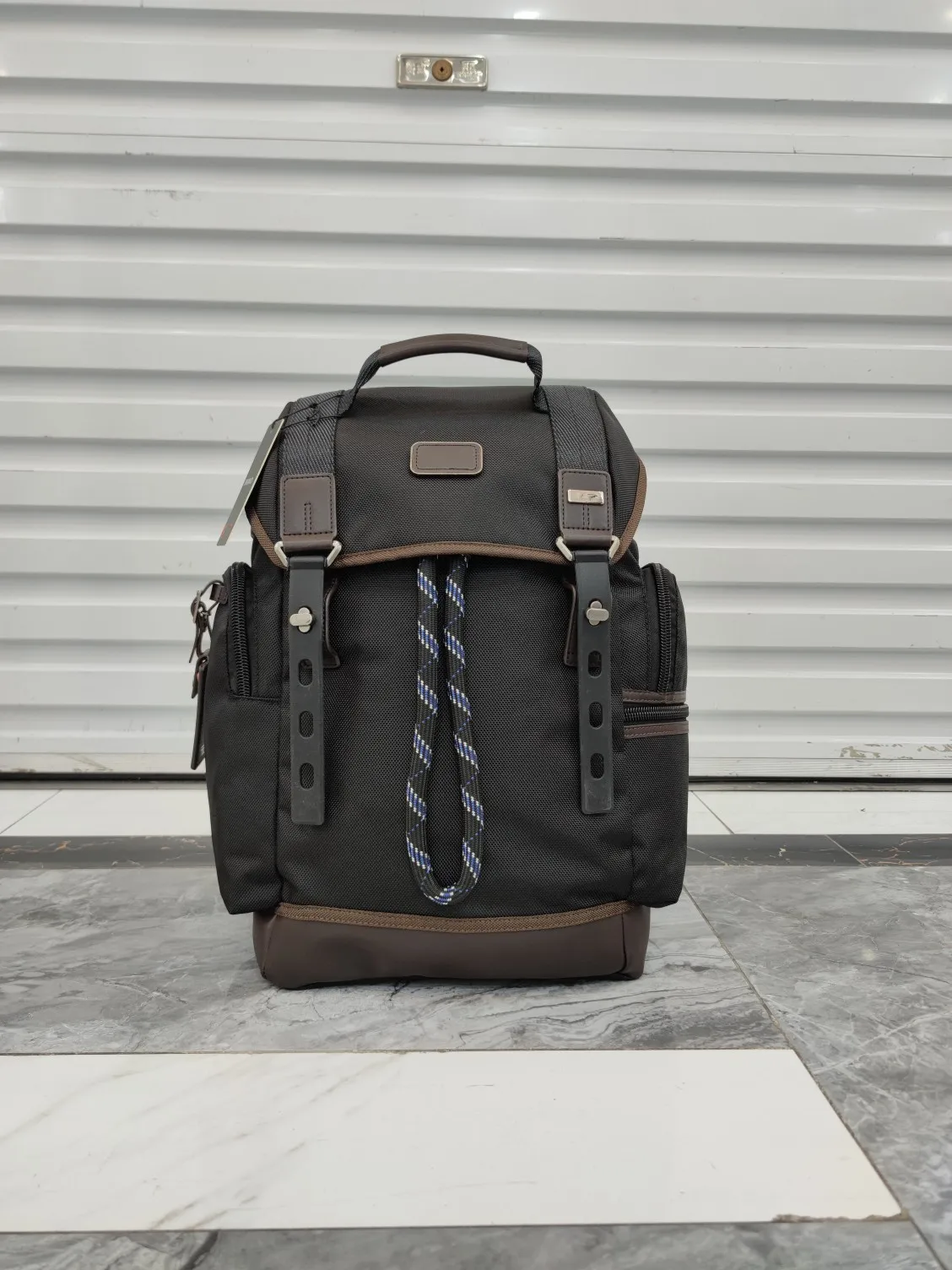 222387 new men's business leisure backpack bag mouth design draw rope side can put a kettle
222387 new men's business leisure backpack bag mouth design draw rope side can put a kettle