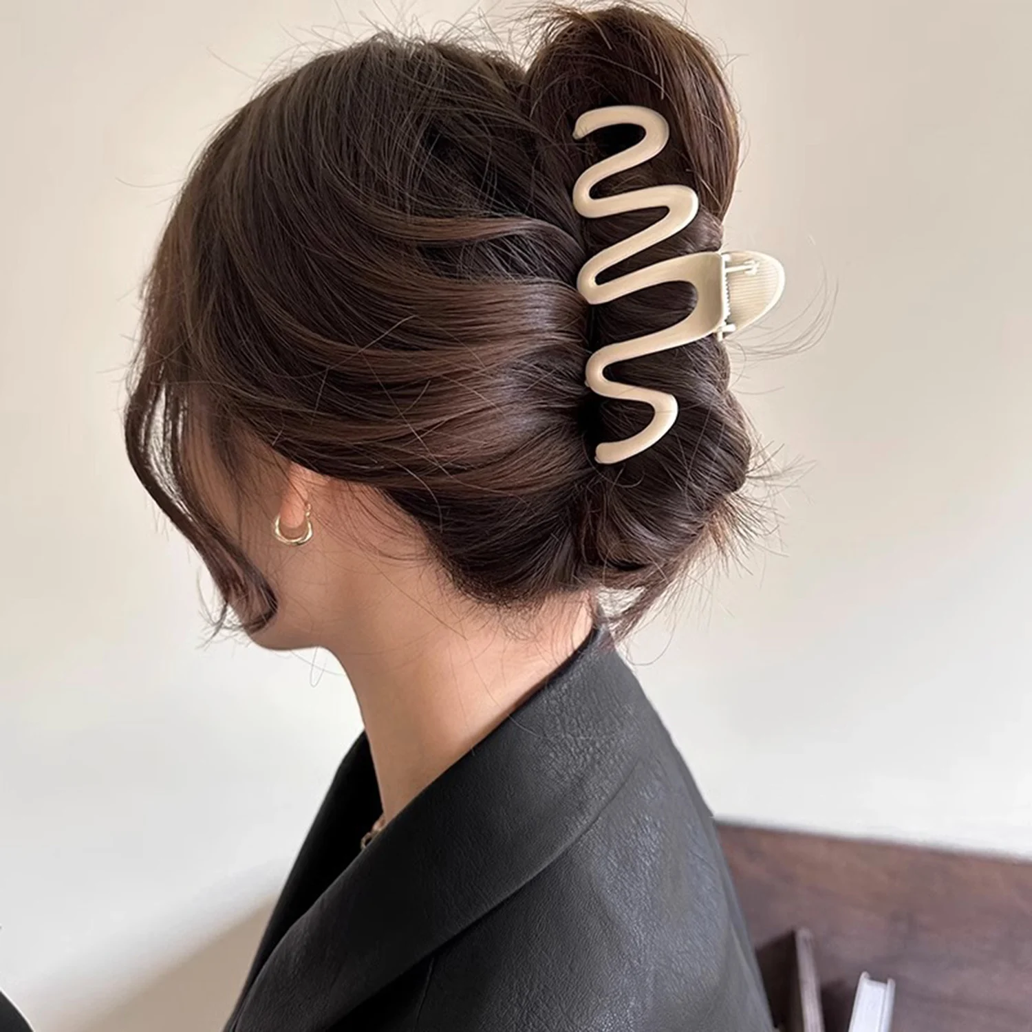 Girls Jelly Colored M Shape Hair Claw Acrylic Wave Hair Clip Hairdress Hair Styling Tool Makeup Bath Hair Accessories For Women
Girls Jelly Colored M Shape Hair Claw Acrylic Wave Hair Clip Hairdress Hair Styling Tool Makeup Bath Hair Accessories For Women