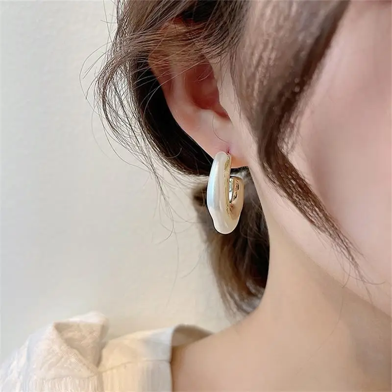 New Geometric Irregular White Gold Resin Earrings Design Vintage High Imitation Pearl Hoop Earrings For Women Gifts Jewelry
New Geometric Irregular White Gold Resin Earrings Design Vintage High Imitation Pearl Hoop Earrings For Women Gifts Jewelry