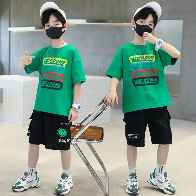 Комплект одежды для мальчиков, из футболки и шортов, на возраст 8-14 лет 
Комплект одежды для мальчиков, из футболки и шортов, на возраст 8-14 лет