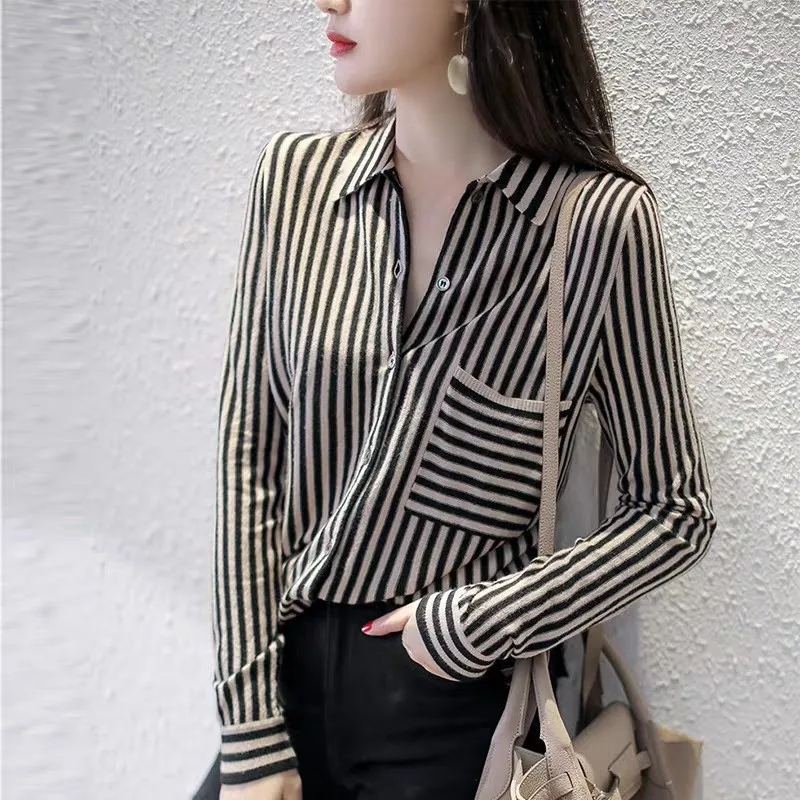 Wool Knitted Cardigan Women's Autumn 2023 New POLO Collar Korean Loose OL Striped Pattern Thin Bottoming Shirt Knitted Cardigan
Wool Knitted Cardigan Women's Autumn 2023 New POLO Collar Korean Loose OL Striped Pattern Thin Bottoming Shirt Knitted Cardigan