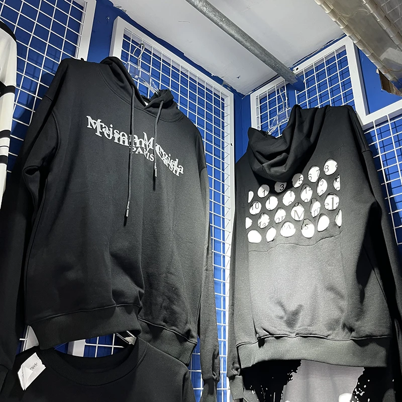 Stock Winter MM6 Margiela Hoodies 3M Reflective Calendar Numeric Letter Print Pullover Oversized MM6 Hoody Sweatshirts Men Women
Stock Winter MM6 Margiela Hoodies 3M Reflective Calendar Numeric Letter Print Pullover Oversized MM6 Hoody Sweatshirts Men Women