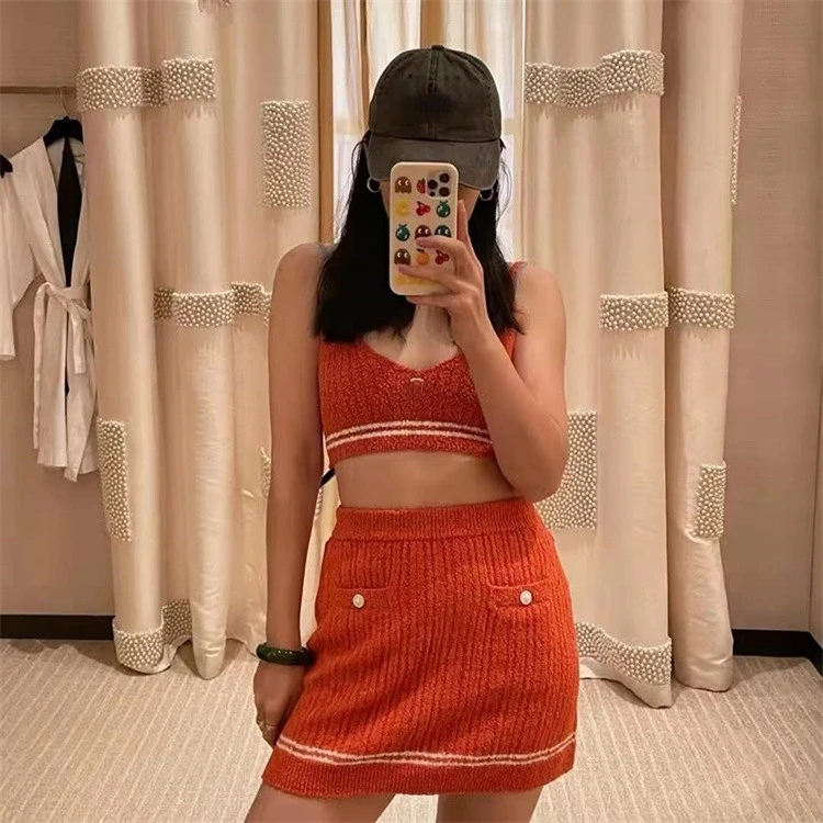 125088 Fashion Classic Trendy Luxury Design High Quality Women Sexy V-neck Suspender Vest Logo Knit High Waist Skirt Set
125088 Fashion Classic Trendy Luxury Design High Quality Women Sexy V-neck Suspender Vest Logo Knit High Waist Skirt Set