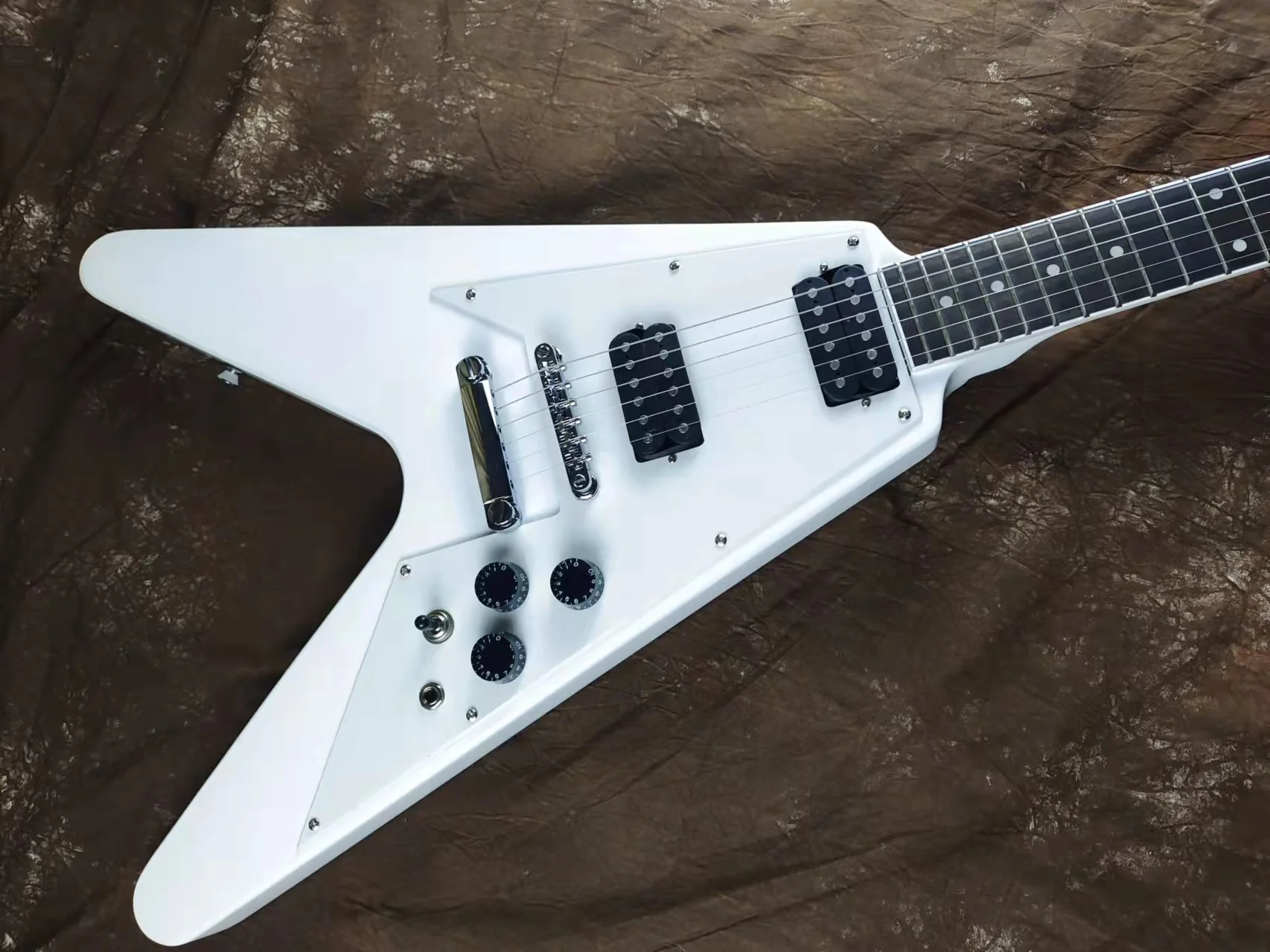 Irregular electric guitar, white flying V, silver accessories, customized mini pickup, good sound quality, available in stock, f
Irregular electric guitar, white flying V, silver accessories, customized mini pickup, good sound quality, available in stock, f