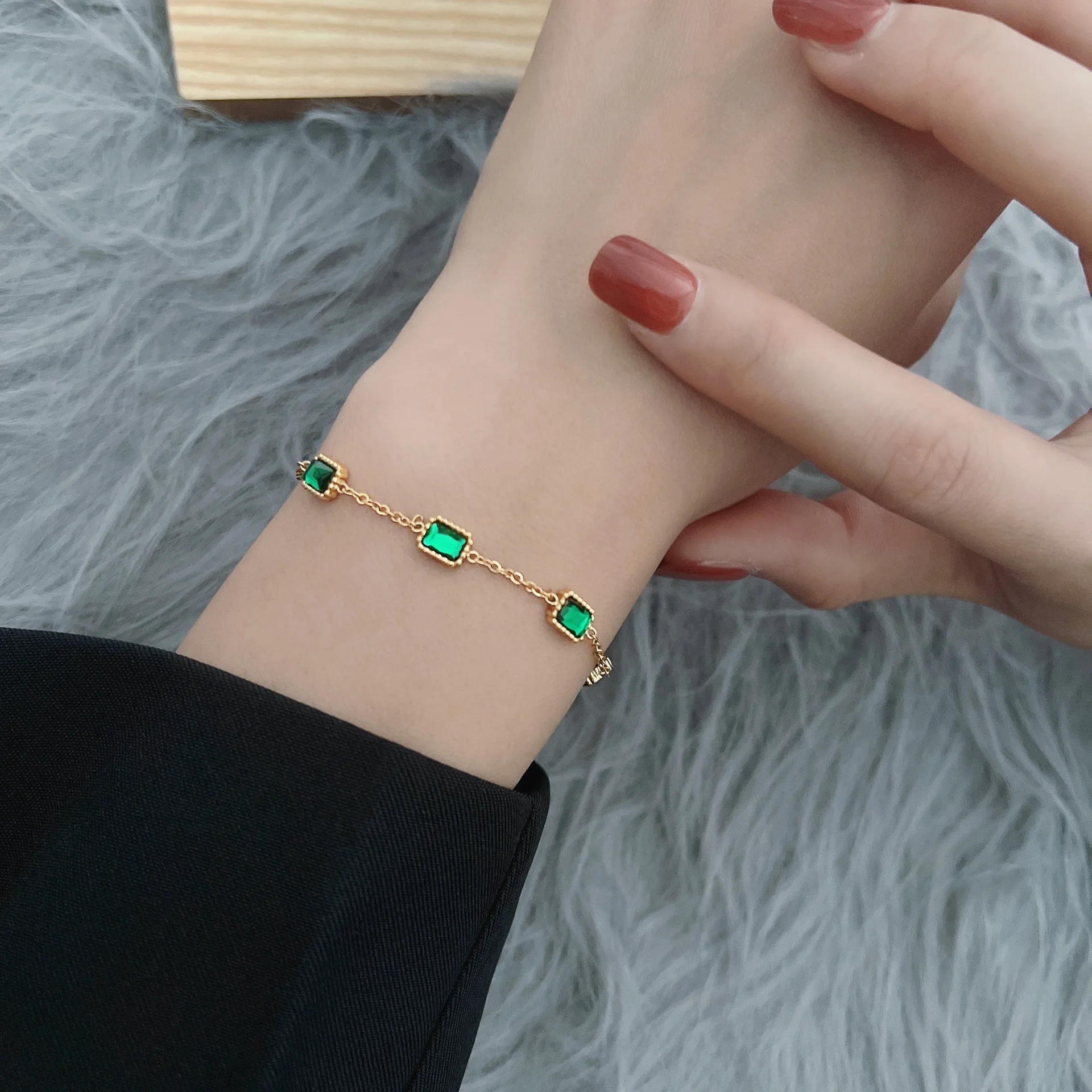 2022 New Emerald Square Diamond Bracelet Female Titanium Steel Plated 18k Gold Jewelry Accessories
2022 New Emerald Square Diamond Bracelet Female Titanium Steel Plated 18k Gold Jewelry Accessories
