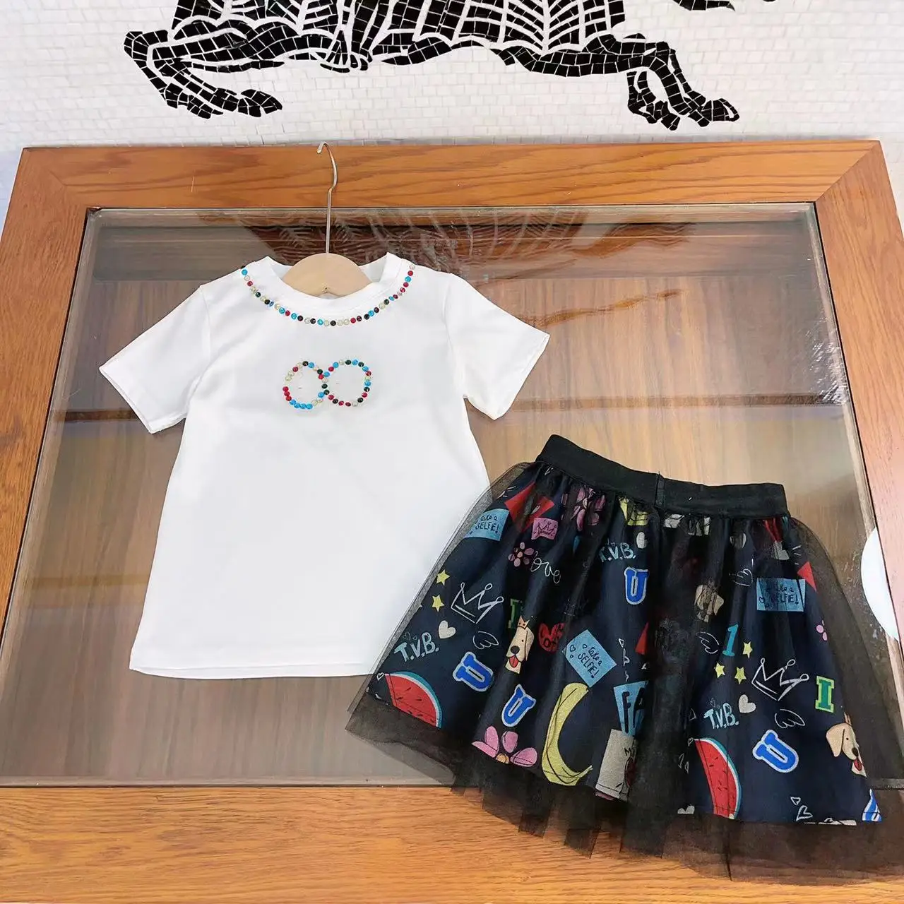 Designer children's clothing 2023 fashion versatile girl sweet mesh pleated skirt, fashion two-piece set
Designer children's clothing 2023 fashion versatile girl sweet mesh pleated skirt, fashion two-piece set
