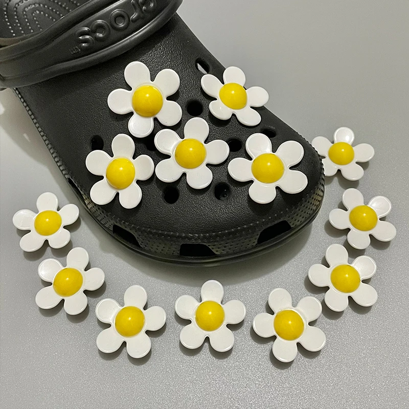 Beautiful Daisy Flowers Shoe Decorations DIY Fashion Womens Clogs Charms For Croc Accessories New Original Designer Shoe Buckles
Beautiful Daisy Flowers Shoe Decorations DIY Fashion Womens Clogs Charms For Croc Accessories New Original Designer Shoe Buckles