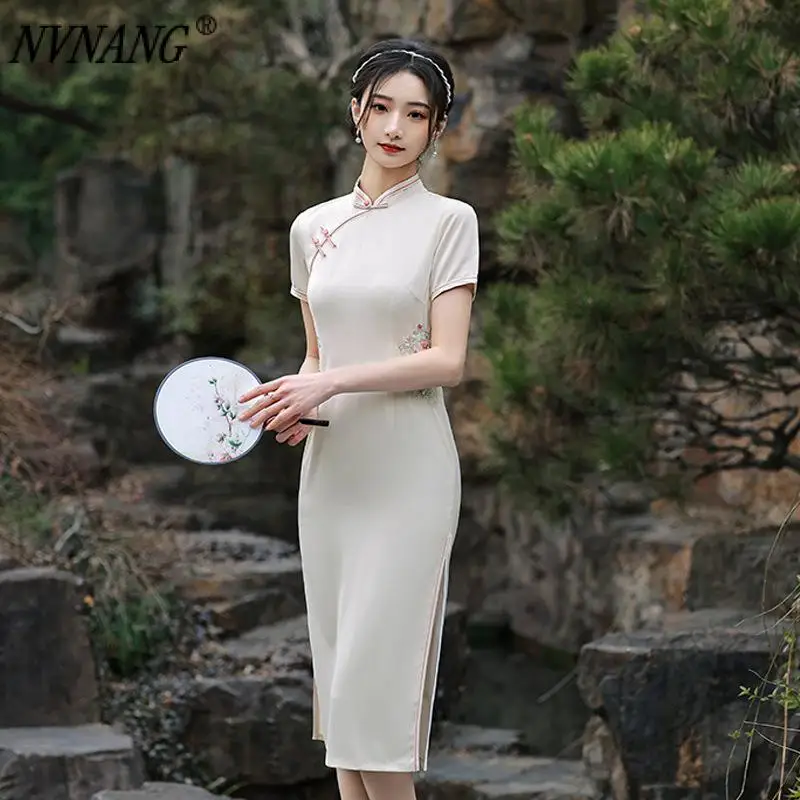 Nvnang Chinese Cheongsam 2022 New Young Long Skirt High-End Temperament Republic Style Embroidery Spring and Summer New Style
Nvnang Chinese Cheongsam 2022 New Young Long Skirt High-End Temperament Republic Style Embroidery Spring and Summer New Style