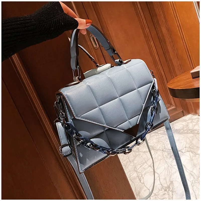 2022 brand PU leather fashion diamond hand-held women's small square bag handbags texture thick chain shoulder messenger bag
2022 brand PU leather fashion diamond hand-held women's small square bag handbags texture thick chain shoulder messenger bag