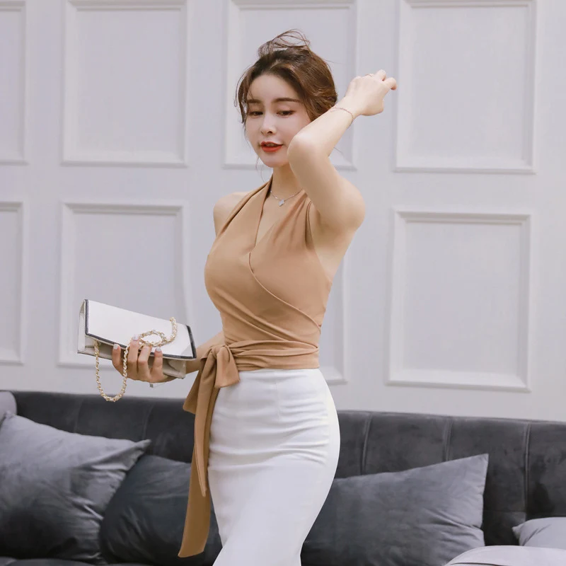 2022 Summer New Women's V-Neck Halterneck Vest Careful Machine Retro Design Sense Backless Lace Sexy Sleeveless Top
2022 Summer New Women's V-Neck Halterneck Vest Careful Machine Retro Design Sense Backless Lace Sexy Sleeveless Top