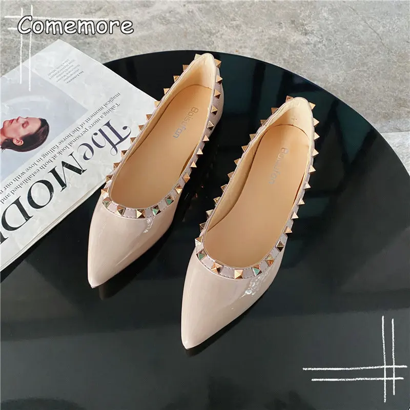 

Туфли Comemore женские с заклепками, лакированная кожа, заостренный носок, плоская подошва, удобная элегантная обувь для офиса, 2023
