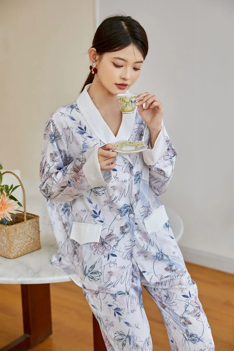 Satin Women Pajamas Set Print V Neck Long Sleeve Sleepwear Women's Pijamas Suit Silk 2 Piece Pants Set Home Clothes Pyjama Femme
Satin Women Pajamas Set Print V Neck Long Sleeve Sleepwear Women's Pijamas Suit Silk 2 Piece Pants Set Home Clothes Pyjama Femme