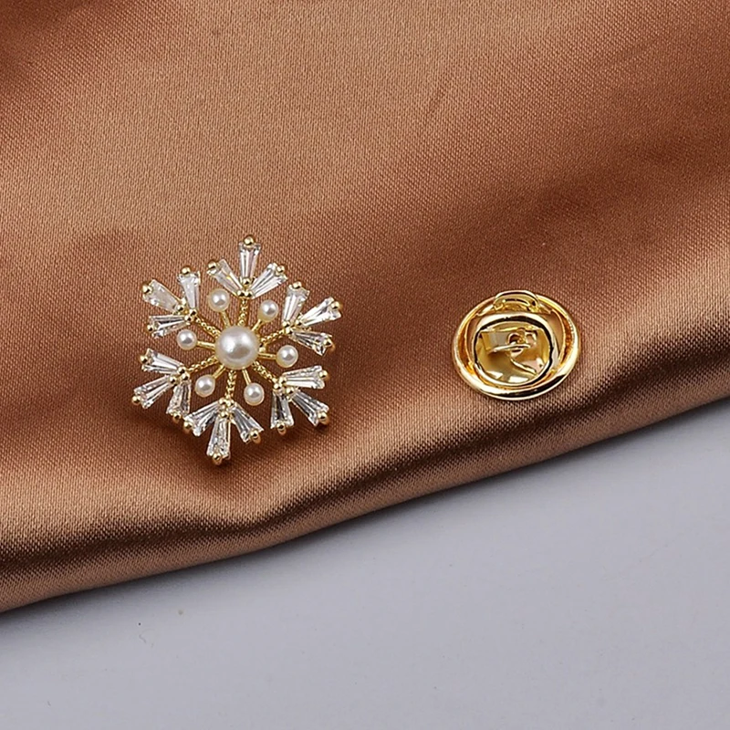 Антибликовая брошь в форме снежинки с жемчугом и цирконом в стиле ретро, шпильки для женщин и мужчин, зажим для воротника, шпилька, аксессуар...
Антибликовая брошь в форме снежинки с жемчугом и цирконом в стиле ретро, шпильки для женщин и мужчин, зажим для воротника, шпилька, аксессуар...