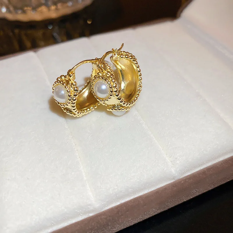 Minar Exquisite White Faux Pearls Hoop Earrings for Women Gold Color Copper Metallic C Shape Wide Chunky Earring Casual Jewelry
Minar Exquisite White Faux Pearls Hoop Earrings for Women Gold Color Copper Metallic C Shape Wide Chunky Earring Casual Jewelry