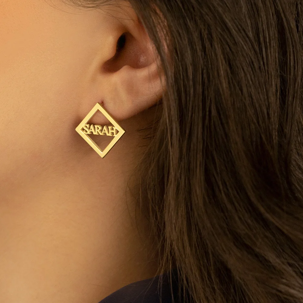 Женские квадратные серьги-кольца из нержавеющей стали с геометрическим рисунком
Женские квадратные серьги-кольца из нержавеющей стали с геометрическим рисунком