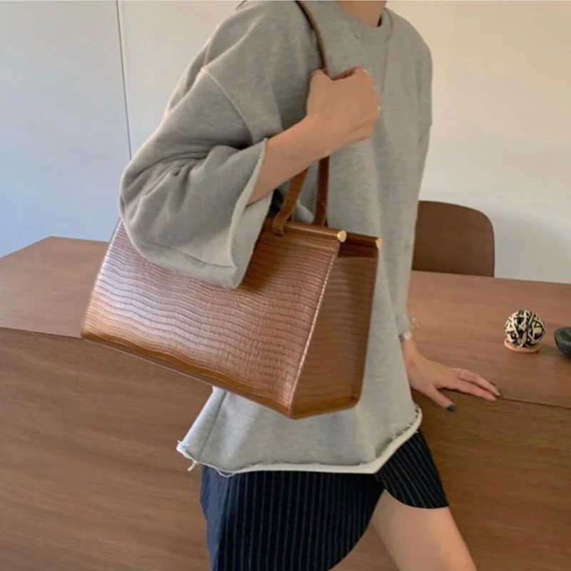 Retro Lird Pattern Shoulder Bag Female Large Capacity Handbag Luxury Brand Tote Bag 2020 Fashion Bolsa de hombro
Retro Lird Pattern Shoulder Bag Female Large Capacity Handbag Luxury Brand Tote Bag 2020 Fashion Bolsa de hombro