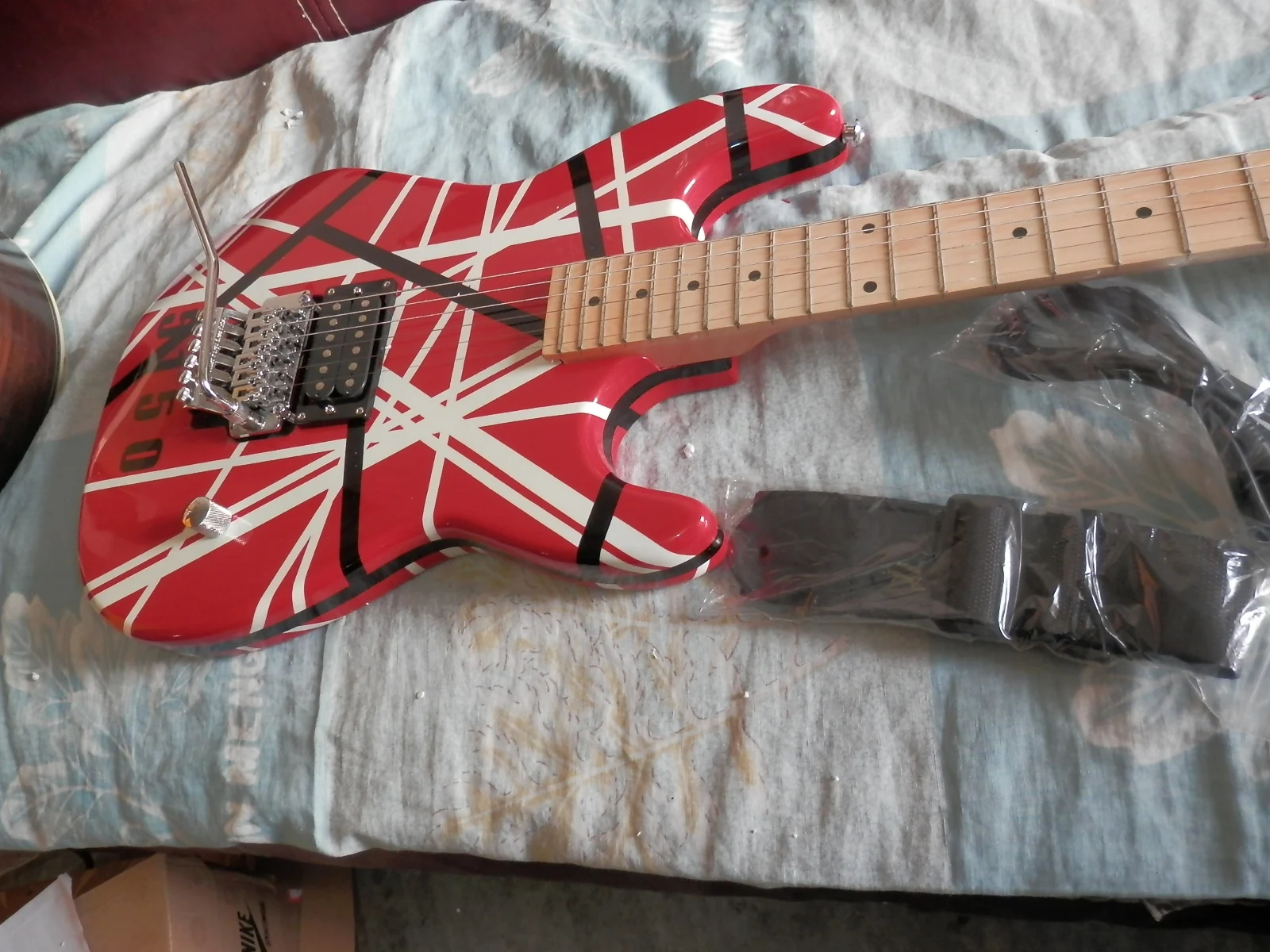 5150 Striped Series Red/Black/White, Maple fingerboard, Floyd Locking Tremol Electric Guitar 12yue1
5150 Striped Series Red/Black/White, Maple fingerboard, Floyd Locking Tremol Electric Guitar 12yue1