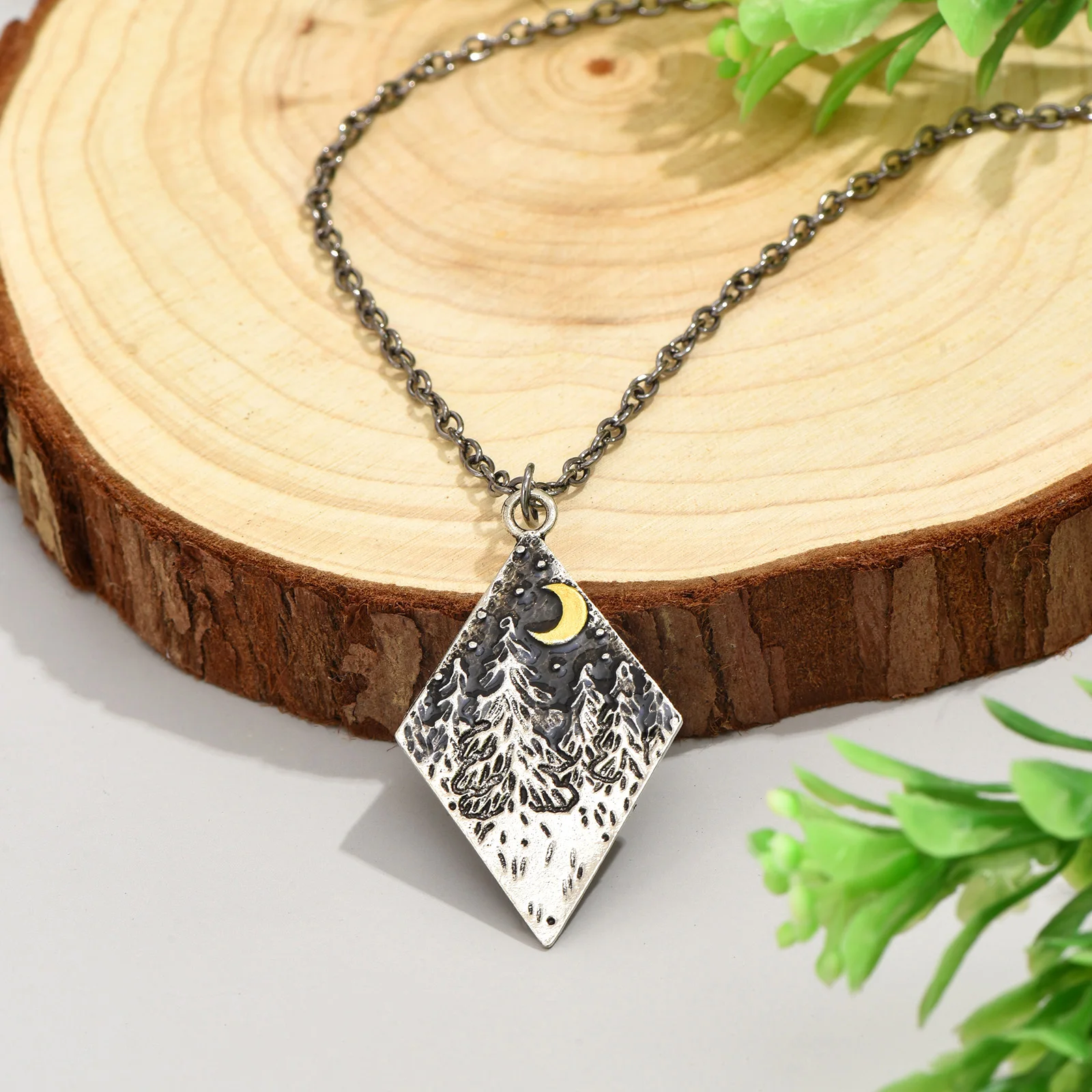 Creative Design Dark Forest Moon Necklace Handmade Vintage Geometric Pendant Necklace for Women Retro Female Choker Jewelry
Creative Design Dark Forest Moon Necklace Handmade Vintage Geometric Pendant Necklace for Women Retro Female Choker Jewelry