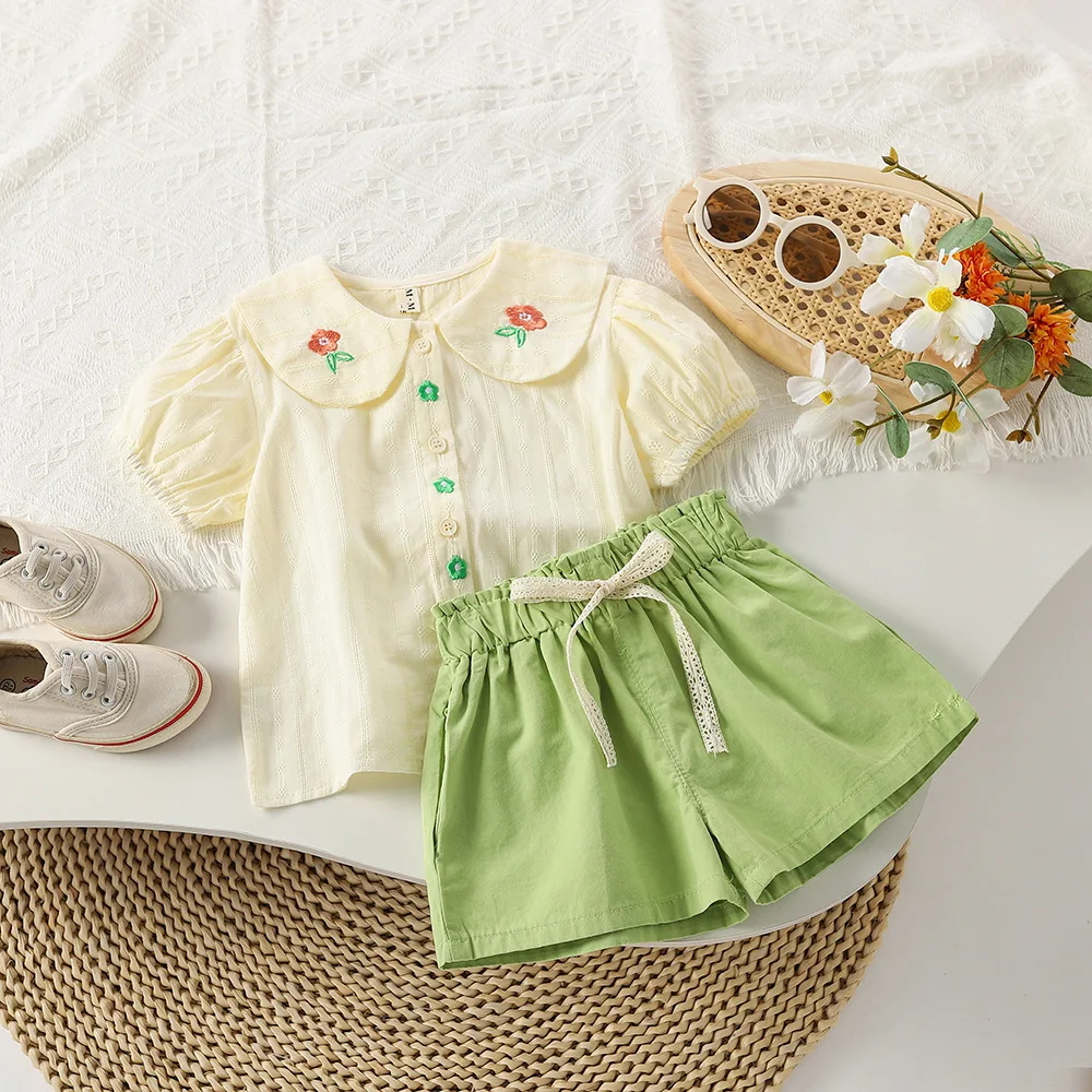 Комплект детской одежды из топа с цветочной вышивкой и шортов
Комплект детской одежды из топа с цветочной вышивкой и шортов