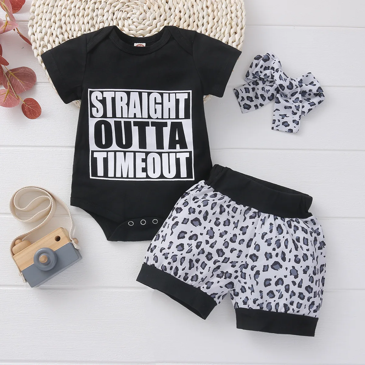 Summer Lovely Baby Girl’s Clothes Letter Print Short Sleeve Romper and Leopard Short Pants with Headband Casual Suit
Summer Lovely Baby Girl’s Clothes Letter Print Short Sleeve Romper and Leopard Short Pants with Headband Casual Suit