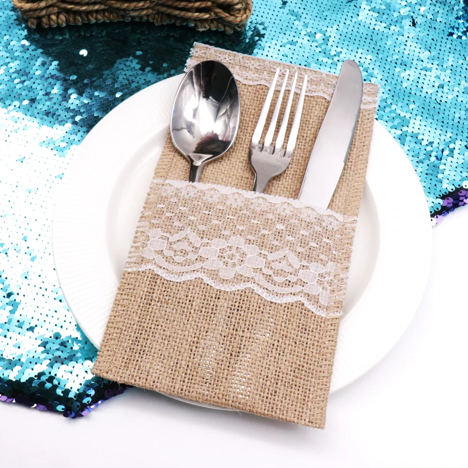 Hot 20pcs Lace Burlap Cutlery Pouch Vintage Jute Hessian Knife Fork Holder Rustic Wedding Decoration Party Birthday Tableware Ba
Hot 20pcs Lace Burlap Cutlery Pouch Vintage Jute Hessian Knife Fork Holder Rustic Wedding Decoration Party Birthday Tableware Ba