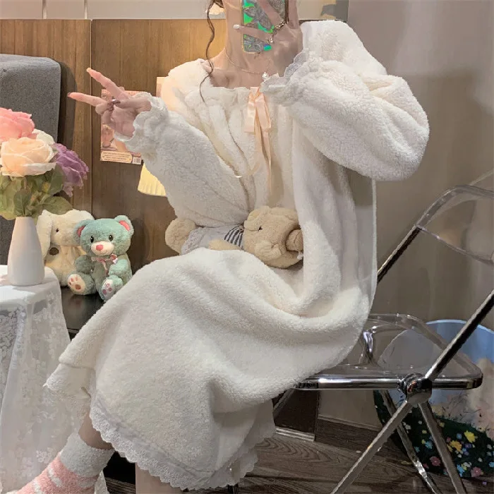 Fashion Coral Velvet Pajamas Nightdress Women's Winter Thickened Flannel Pajamas Simple Lace Princess Style White Housewear Suit
Fashion Coral Velvet Pajamas Nightdress Women's Winter Thickened Flannel Pajamas Simple Lace Princess Style White Housewear Suit