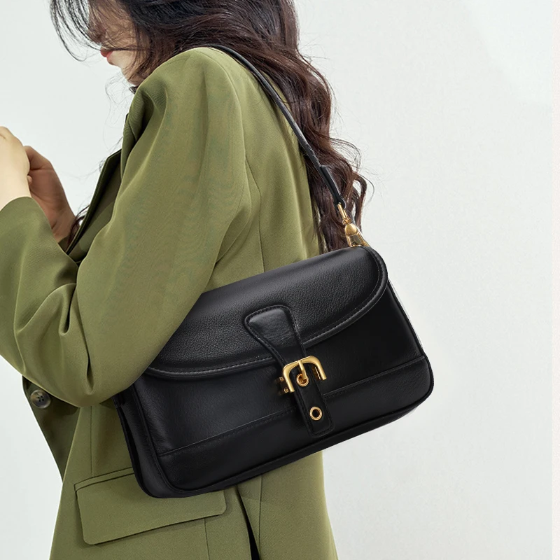 2023 new bag cowhide large capacity small square bag light luxury niche Joker commuter shoulder slung leather handbag
2023 new bag cowhide large capacity small square bag light luxury niche Joker commuter shoulder slung leather handbag