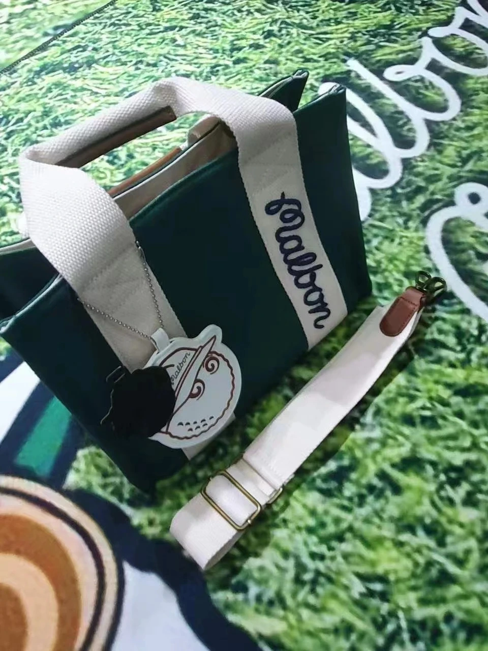 MALBON Golf Buckets Tote Bag Bag 22 Spring Men's And Women's Same Golf Word Mark Color Canvas Handbag Golf Accessory
MALBON Golf Buckets Tote Bag Bag 22 Spring Men's And Women's Same Golf Word Mark Color Canvas Handbag Golf Accessory