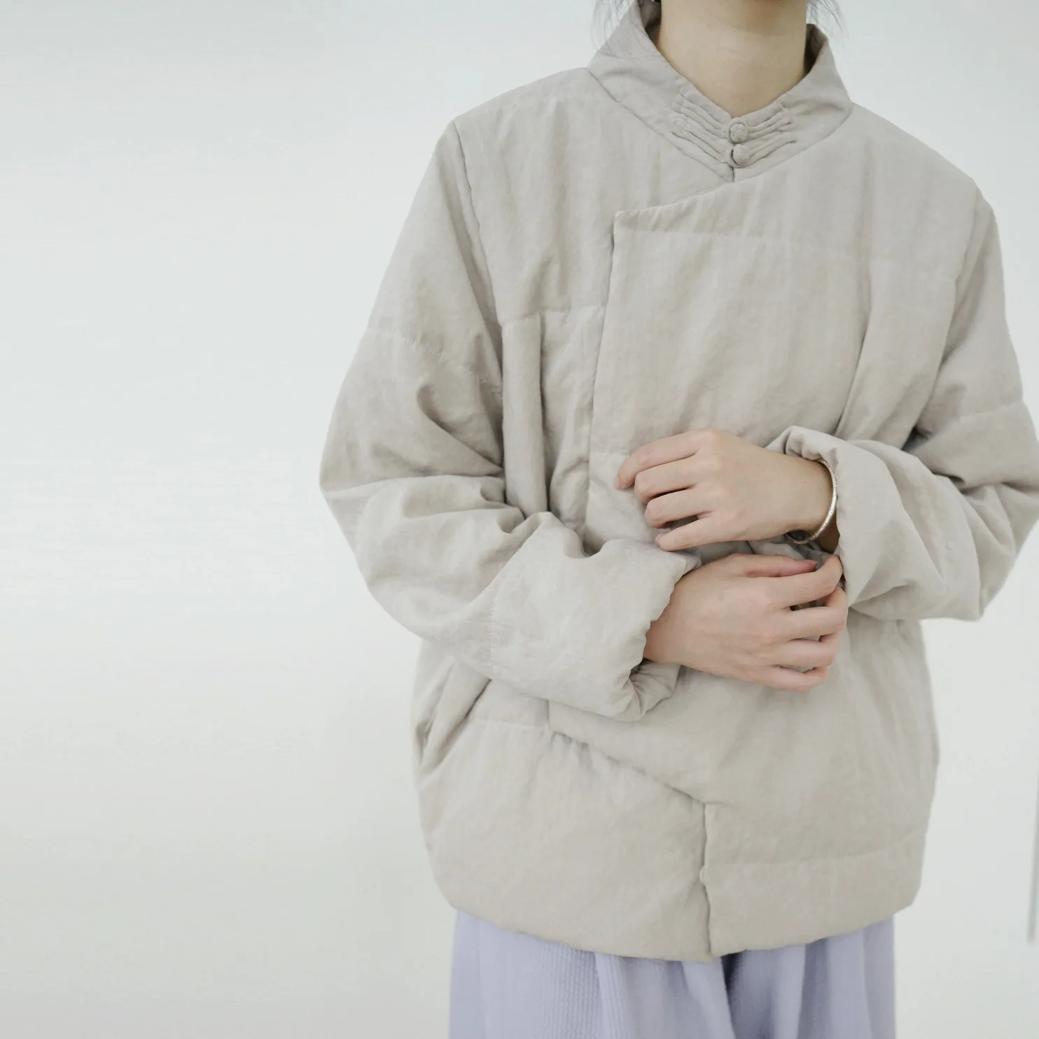 Кардиган женский зимний винтажный свободный с воротником-стойкой, универсальное пальто, шикарная однотонная теплая верхняя одежда, мягкая простая модная женская
Кардиган женский зимний винтажный свободный с воротником-стойкой, универсальное пальто, шикарная однотонная теплая верхняя одежда, мягкая простая модная женская