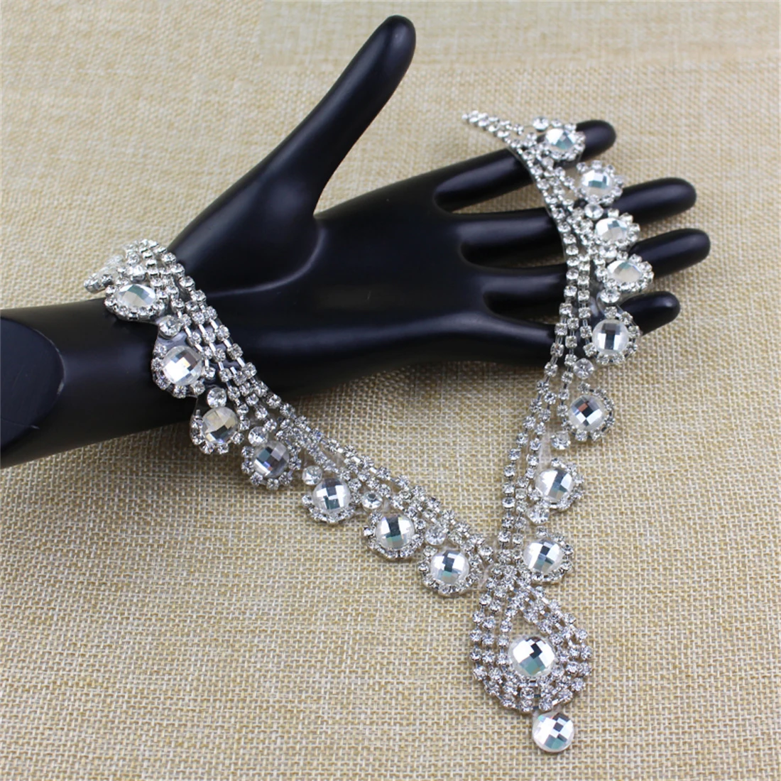 1PCS DIY6.3*8 Inch Iron-On Rhinestone Necklines for V neck Clothing Crystal Appliques Bridal Dress Kerchief Accessories Stitch
1PCS DIY6.3*8 Inch Iron-On Rhinestone Necklines for V neck Clothing Crystal Appliques Bridal Dress Kerchief Accessories Stitch