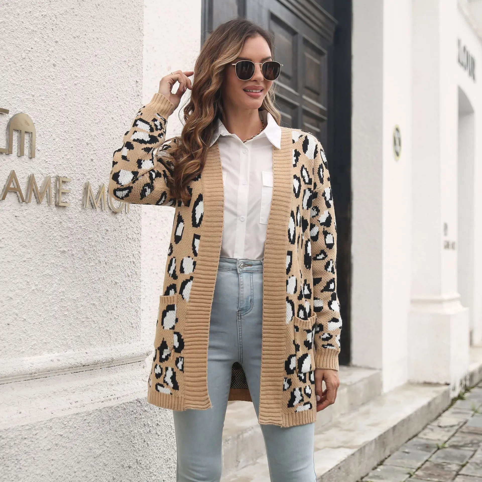 Fashion Leopard Jacquard Knitted Cardigan Women Casual Loose V-neck Long Knitted Sweater Autumn Winter Thickening Elegant Top
Fashion Leopard Jacquard Knitted Cardigan Women Casual Loose V-neck Long Knitted Sweater Autumn Winter Thickening Elegant Top