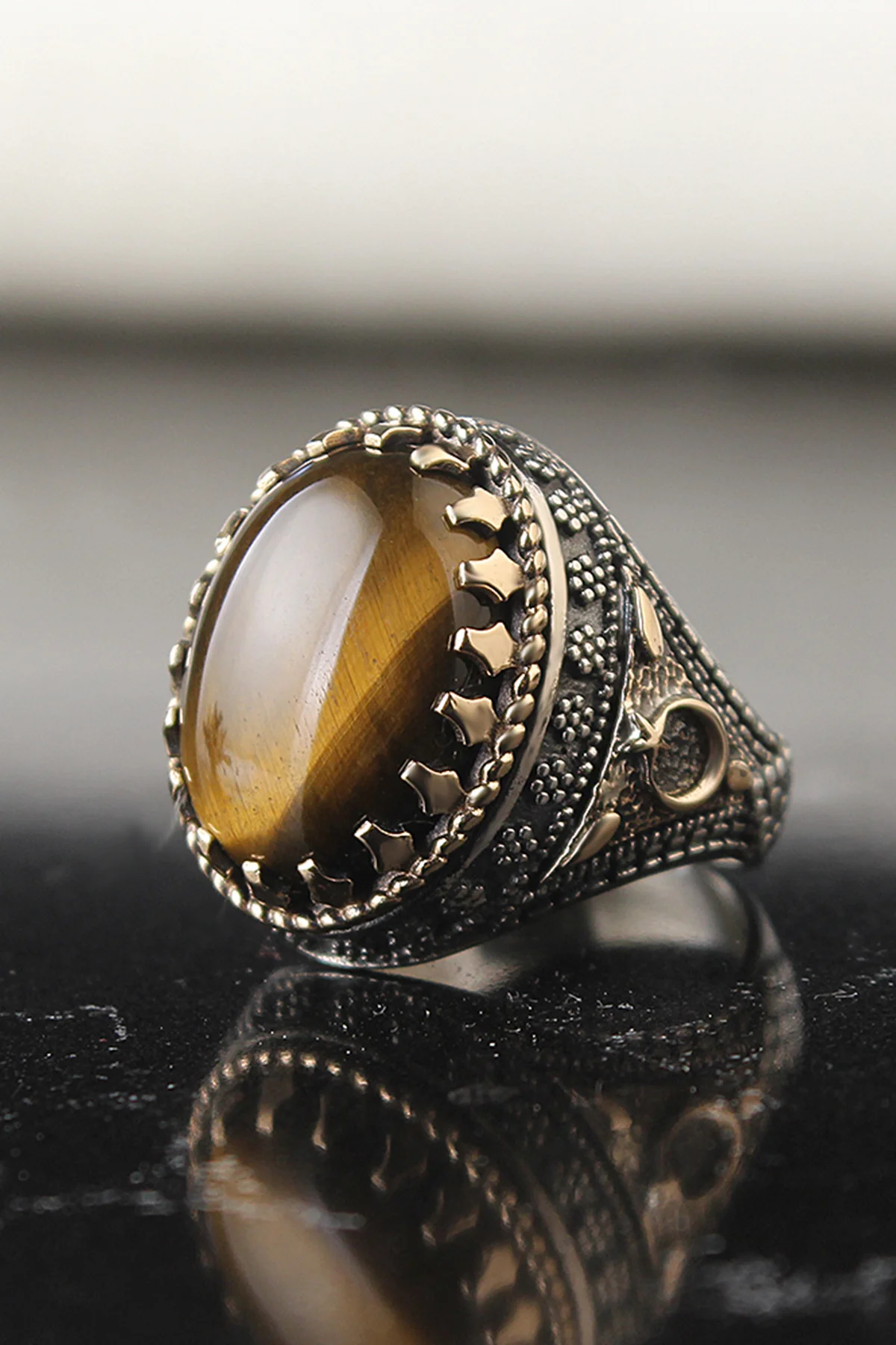 Мужское кольцо из натурального тигрового глаза с вышивкой луны и звезд
Мужское кольцо из натурального тигрового глаза с вышивкой луны и звезд