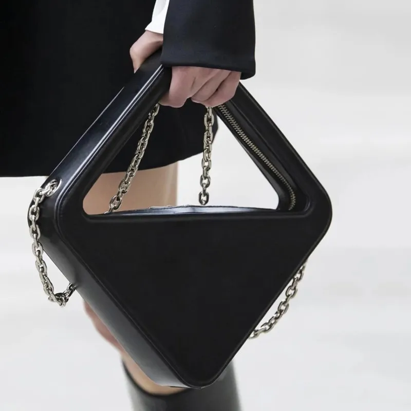Vintage Fashion Triangular Rhombus Shoulder Underarm Bag Female 2022 Personality Black Chain Hand Bag for Women Tote Bags
Vintage Fashion Triangular Rhombus Shoulder Underarm Bag Female 2022 Personality Black Chain Hand Bag for Women Tote Bags